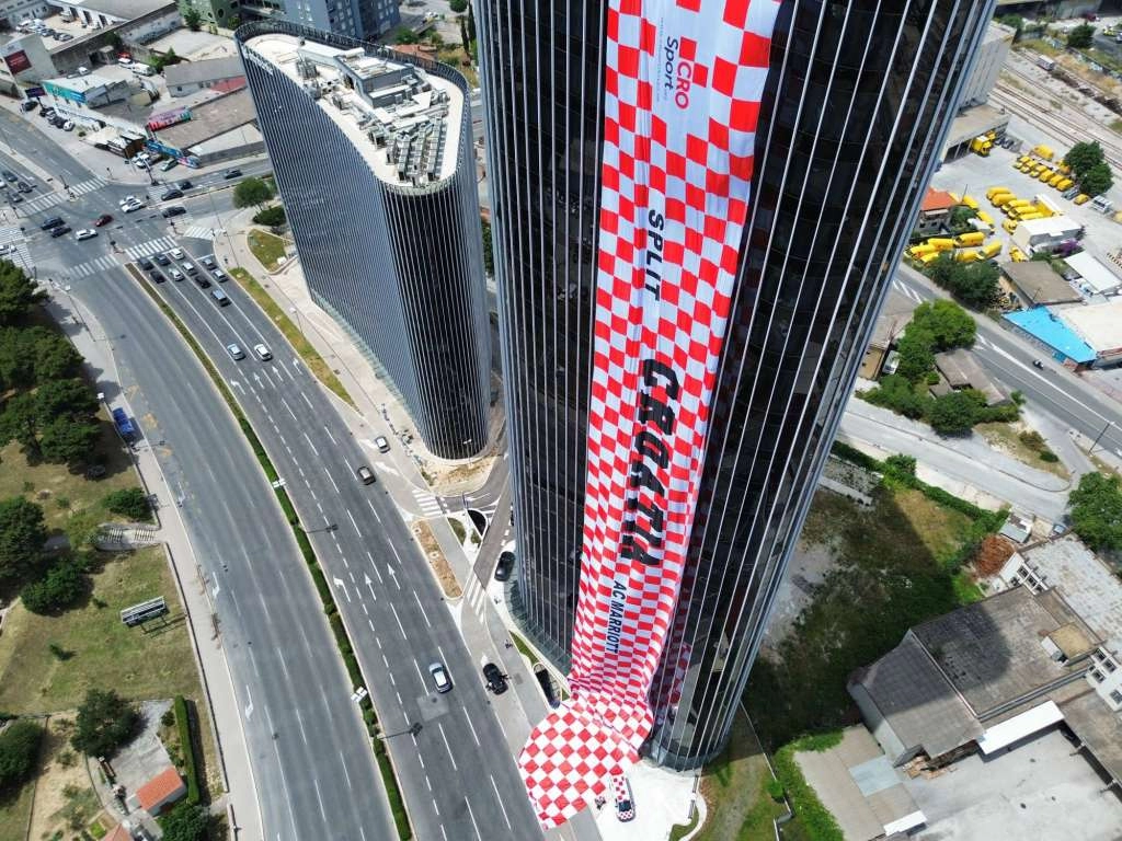 Hrvatska: Istaknuta 105 metara duga navijačka zastava podrške "vatrenima"